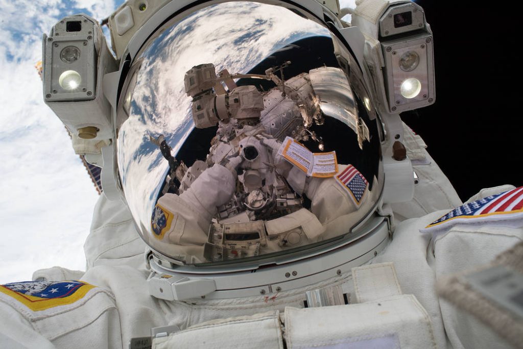 Mark Vande Hei snaps space "selfie"